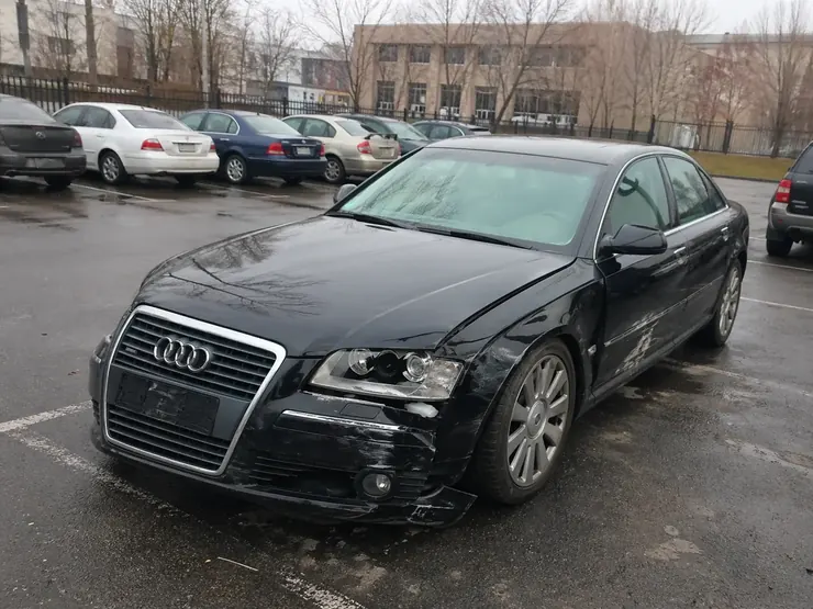 Audi A8 2004 года после ДТП