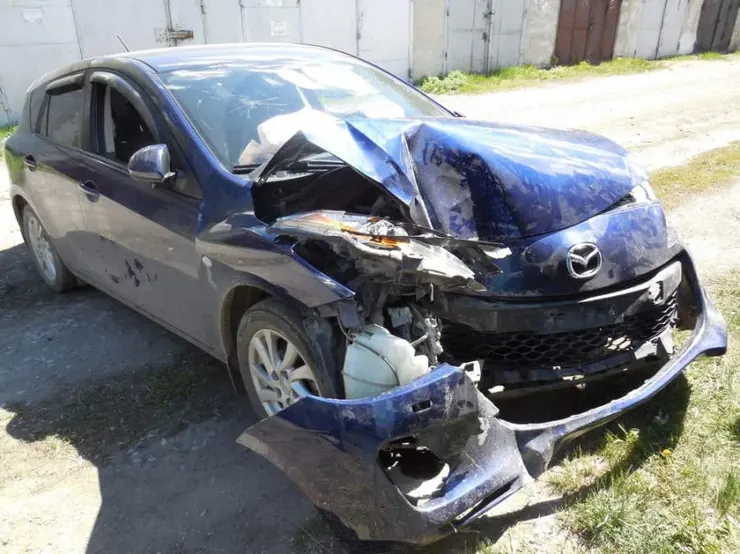 Mazda 3 2012 года с серьёзными повреждениями